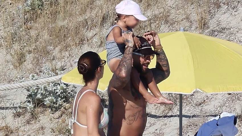 Susana Gómez presume su crecido baby bump en bikini en un día de playa con Maluma y Paris