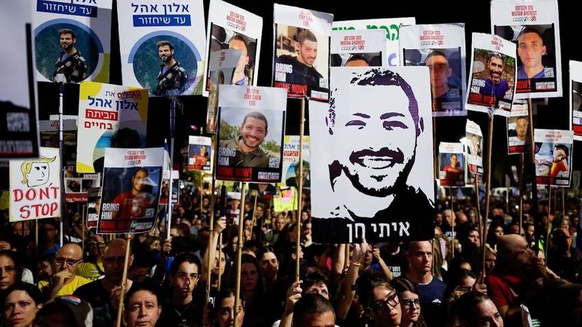 Una multitud inunda Tel Aviv para presionar por la liberación de los rehenes: “Netanyahu, es ahora o nunca”
