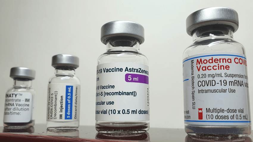Las vacunas pierden eficacia contra la infección, pero siguen evitando el COVID-19  grave y la muerte
