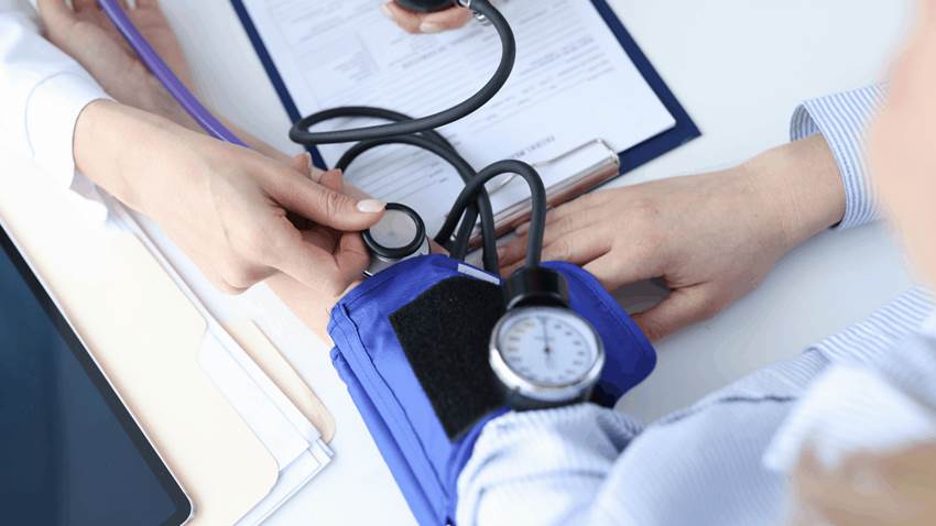 Terapia de calor durante el sueño disminuiría la presión arterial en hipertensos