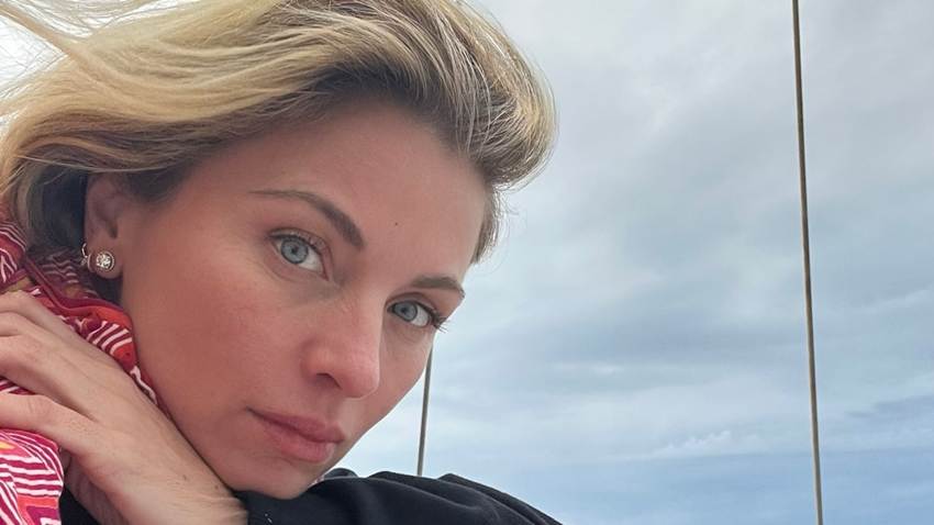 Ludwika Paleta posa con sus tres hijos desde Los Cabos