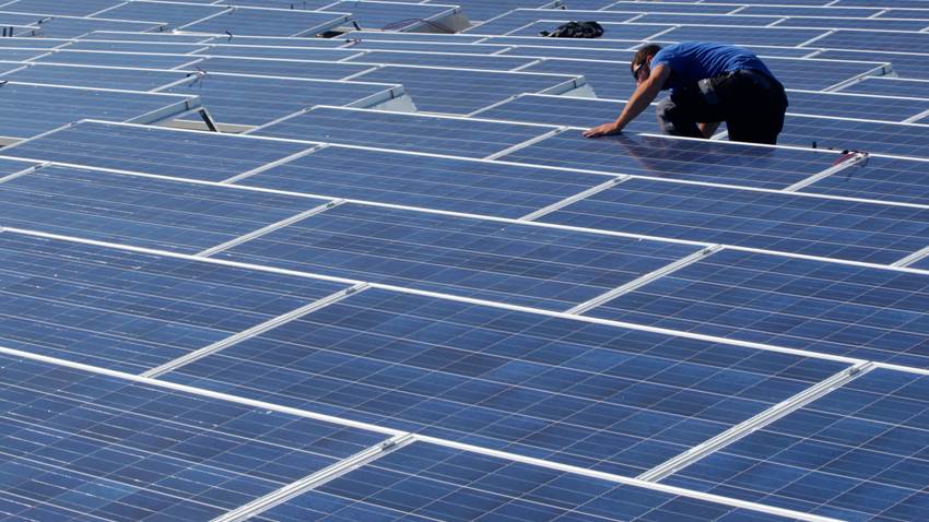 Tecnología solar electrificando más edificios de gobiernos locales