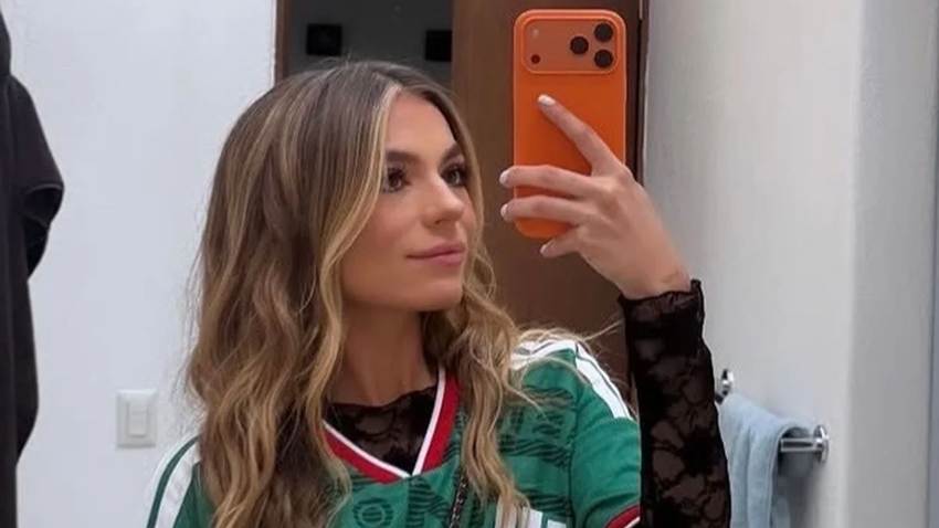Sofía Castro se hace viral en el Mundial 2026 con un espectacular penacho de plumas