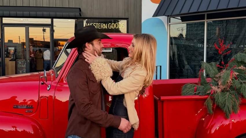 Bella Hadid y su romántico posado navideño al lado de su 'cowboy'