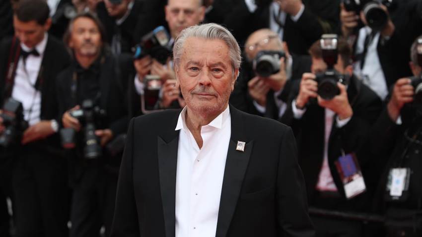Familia de Alain Delon no cumplirá con la última voluntad del fallecido histrión