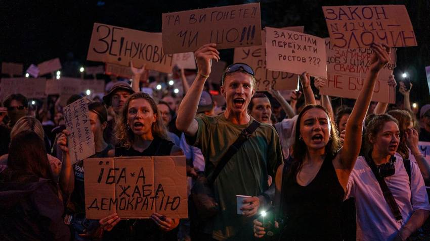 Zelenski se enfrenta a las primeras protestas en las calles de Ucrania durante la guerra