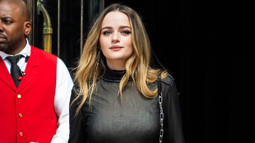 Joey King deslumbra en un diseño de falda midi de latex y transparencias