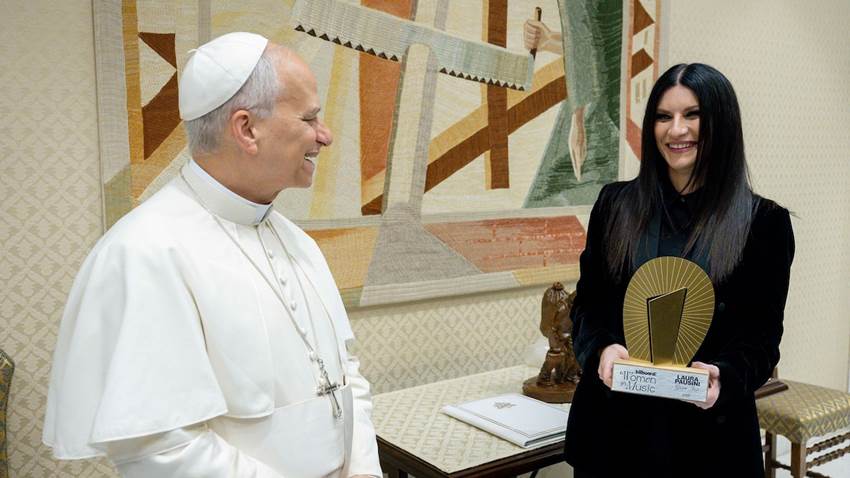 Laura Pausini vivista al Papa León XIV en el Vaticano y lo sorprende con un original regalo