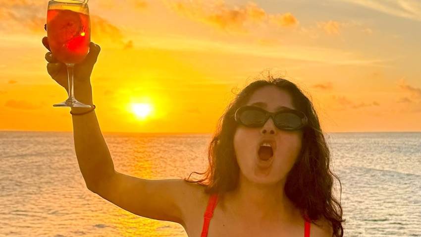 Salma Hayek celebra su cumpleaños 59 con un posado en bikini y la felicitación de Linda Evangelista