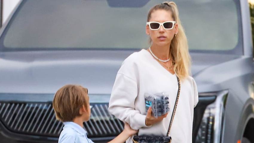 Anna Kournikova, guapísima en el embarazo, demuestra que es la mamá más dedicada