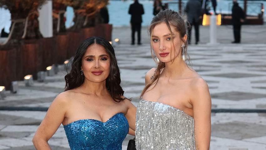 Salma Hayek, duelo de bikinis con Mathilde Pinault en sus vacaciones de verano
