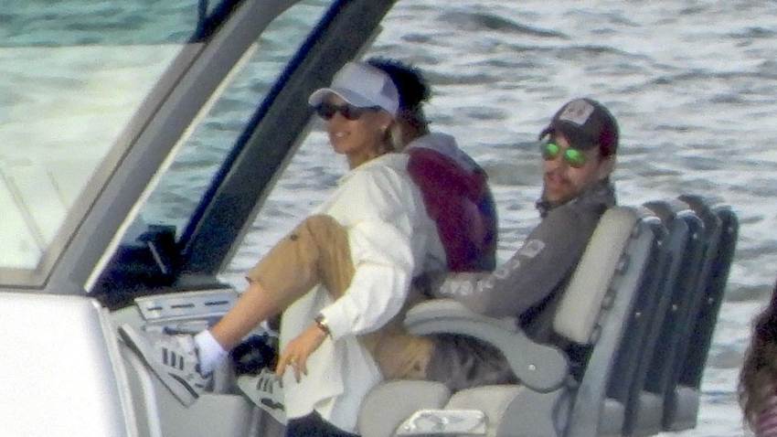 Enrique Iglesias y Anna Kournikova se muestran cariñosos en un paseo en bote con sus hijos