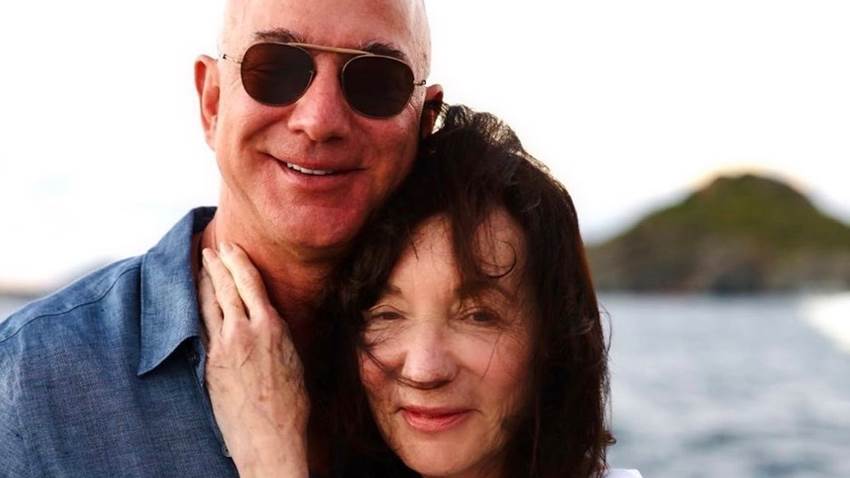 A pocas semanas de su boda, Jeff Bezos recibe un duro golpe familiar: la muerte de su madre
