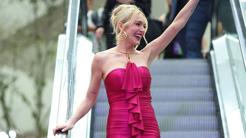 Lindsay Lohan arrasa en Ciudad de México con un vibrante 'look' rosa mexicano