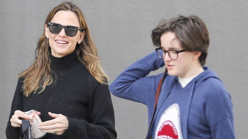 Fin Affleck reaparece con un nuevo look con flequillo tras cumplir 17 años, ¡luce muy diferente!
