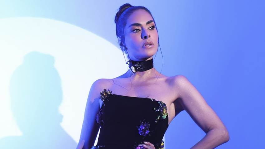 Galilea Montijo luce fascinante con un vestido de coloridos escarabajos en 'La Casa de los Famosos'