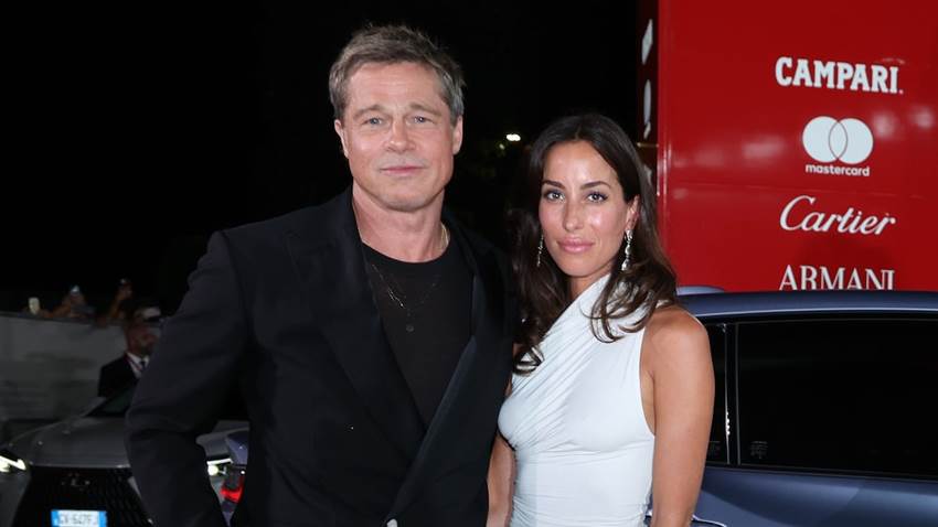 Brad Pitt y su novia debutan como pareja sobre una alfombra roja en Venencia