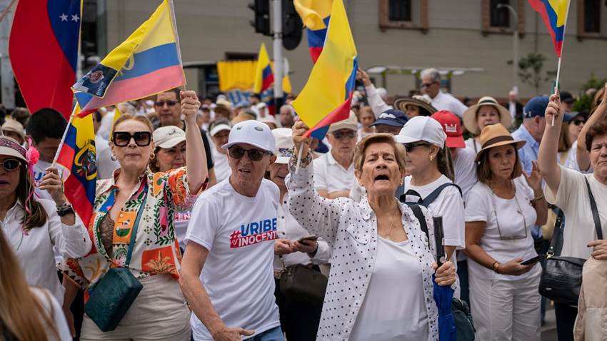 La marcha en rechazo a la condena de Álvaro Uribe: “Hay dolor de país”