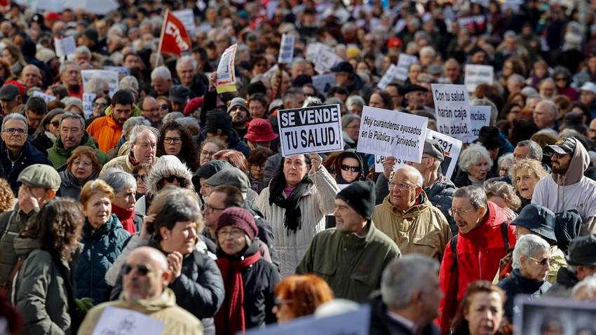 Miles de personas se manifiestan en Madrid contra la política sanitaria de Ayuso