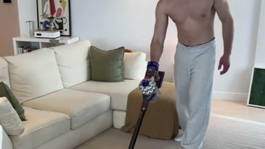 Los chicos guapos limpian sus casas (al menos, en TikTok)