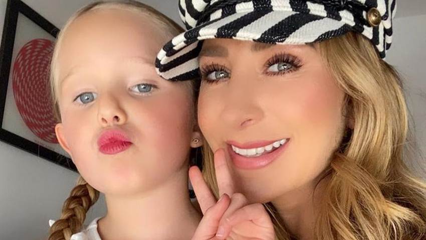 ¡Mini modelo! la hija de Geraldine Bazán sorprendió al imitar las fotos de mamá