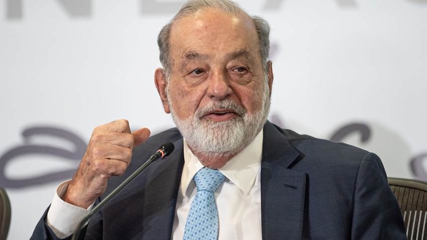 Carlos Slim firma un contrato con Pemex de 1.991 millones de dólares para la perforación de pozos
