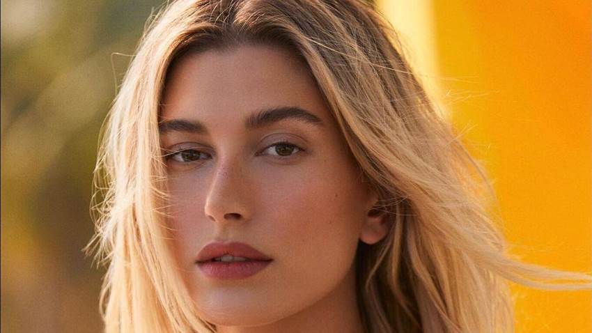 Hailey Bieber inspira a sus seguidoras al hablar sobre sus problemas de piel