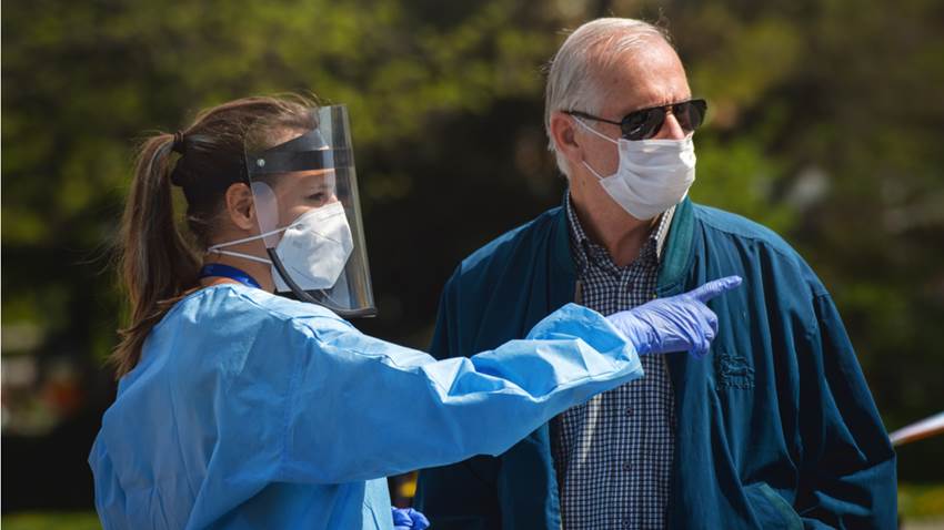 En Estados Unidos el coronavirus comenzó a transmitirse más lento, pero no es una buena noticia