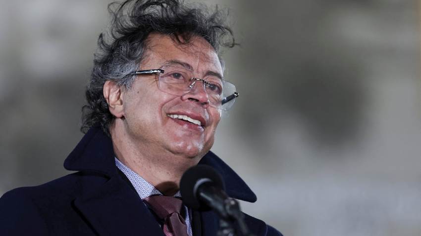 Petro reduce el salario de los congresistas con un decreto que elimina la prima de servicio