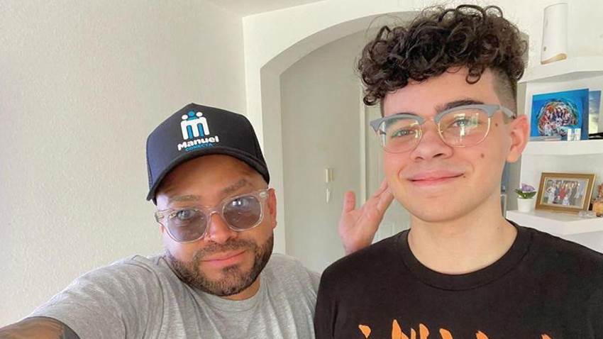 Nacho Mendoza acompaña a su hijo mayor a hacerse sus primeras perforaciones