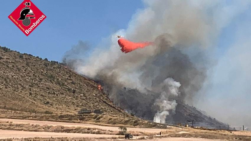 Controlado el incendio de Ibi mientras el de Villena sigue con evolución favorable