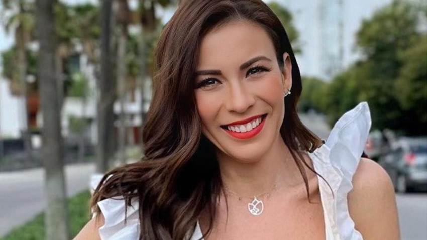 Por primera vez y desde la playa, Ingrid Coronado posa junto a su novio