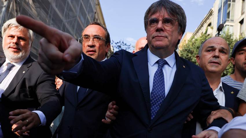 Levantan la suspensión a dos de los Mossos d’Esquadra acusados de ayudar a huir a Puigdemont
