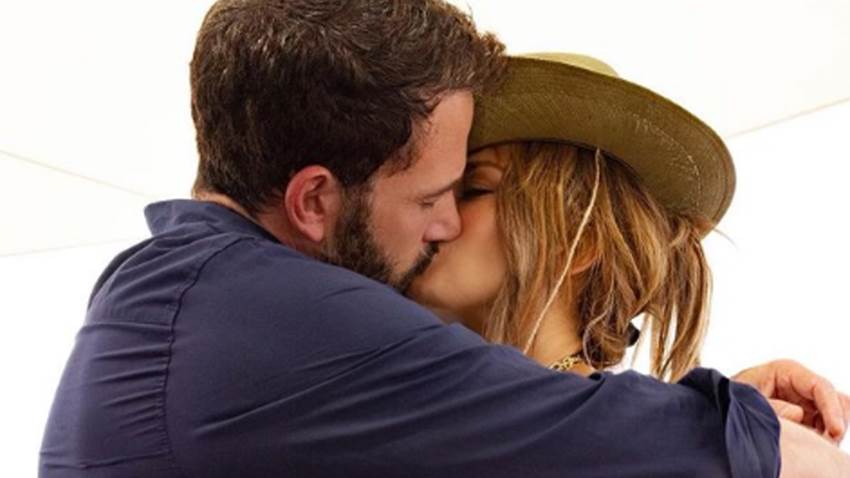 Jennifer Lopez y el beso con Ben Affleck con el que gritan su amor al mundo entero