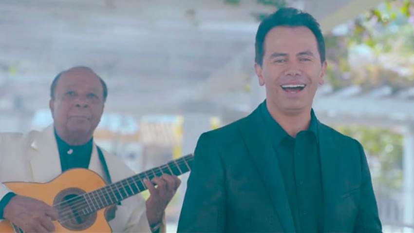 Jhonny Rivera presenta 