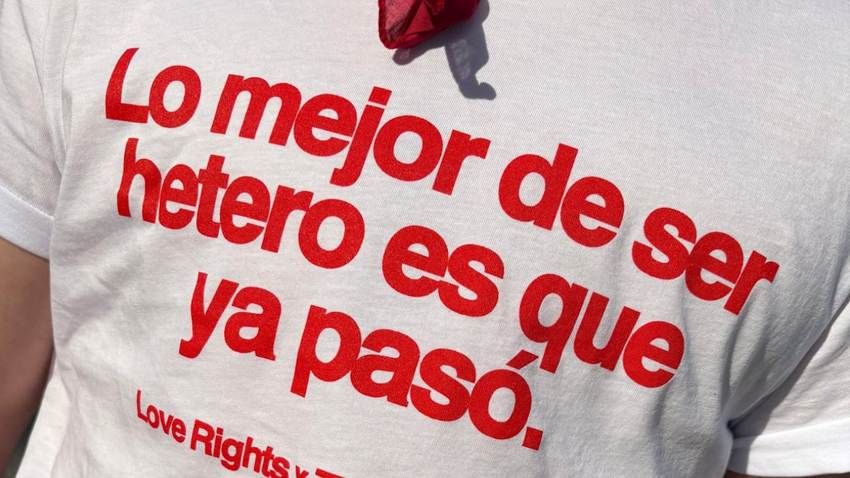 “De mica en mica, cada día més marika”: la marca de las camisetas con mensaje queer que ha conquistado a Rosalía