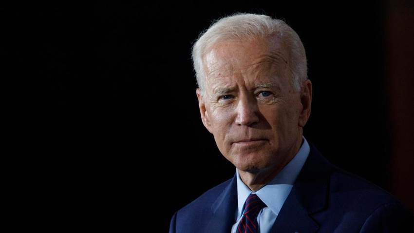 Joe Biden se accidenta al subir escaleras del avión presidencial