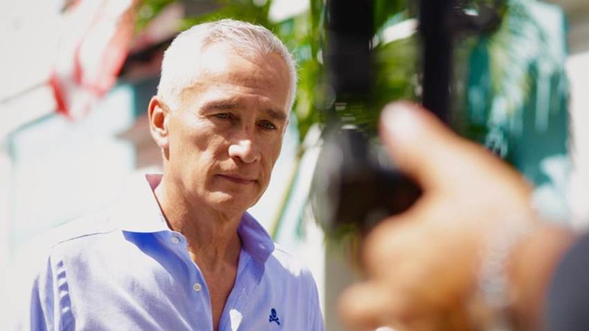 Jorge Ramos enfermó de COVID-19 en sus vacaciones y quedó varado: ‘Estoy atrapado en el paraíso’