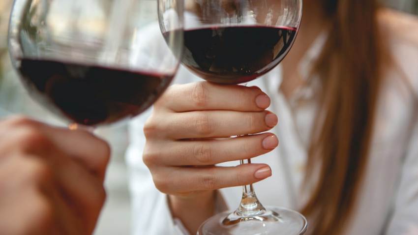 Los jóvenes beben menos vino. Brindemos por ello