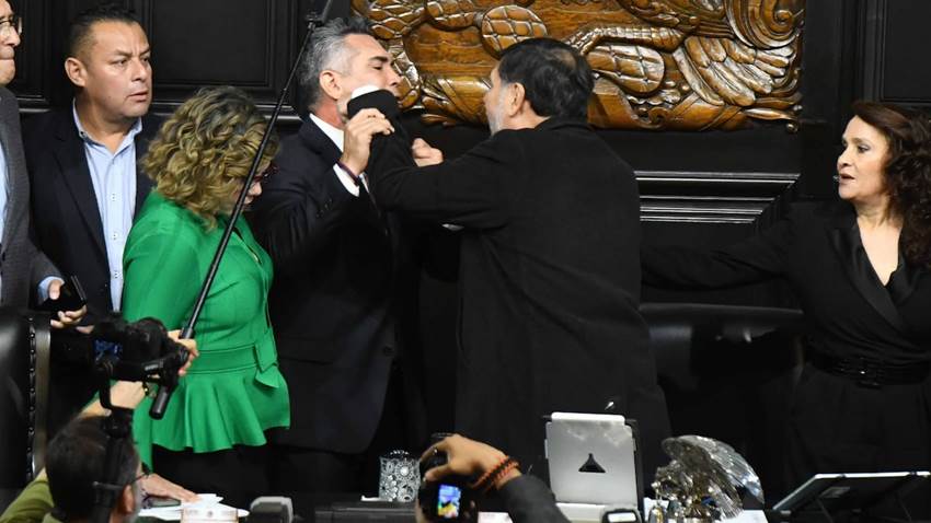 Alito Moreno y Gerardo Fernández Noroña se agarran a empujones y puñetazos en el Senado tras un rifirrafe