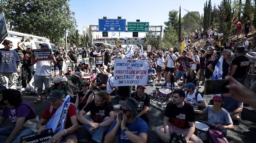 Miles de israelíes protestan en una jornada de huelga para pedir el retorno de los rehenes que permanecen en Gaza