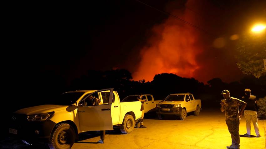 Fuego infernal en Tres Cantos con viento cambiante y centenares de vecinos desalojados
