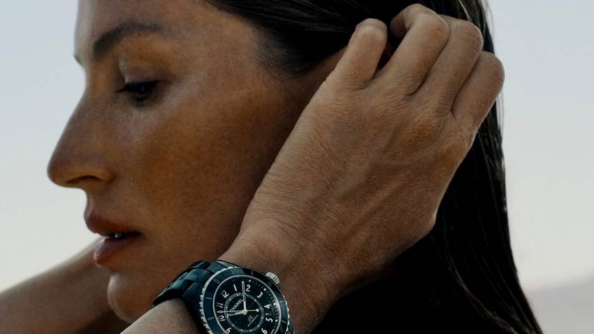 Gisele Bündchen en la nueva campaña del J12 de Chanel, el reloj unisex que conquistó el mundo