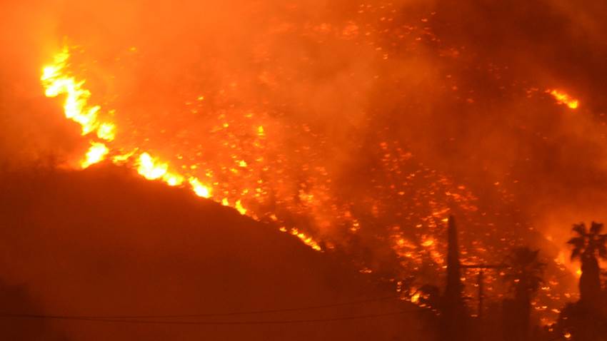 Síntomas respiratorios por incendios en California son similares a los de COVID-19 según médicos