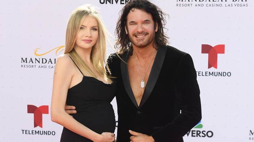 La novia de Mario Cimarro presume su embarazo en la alfombra de los Latin AMAs