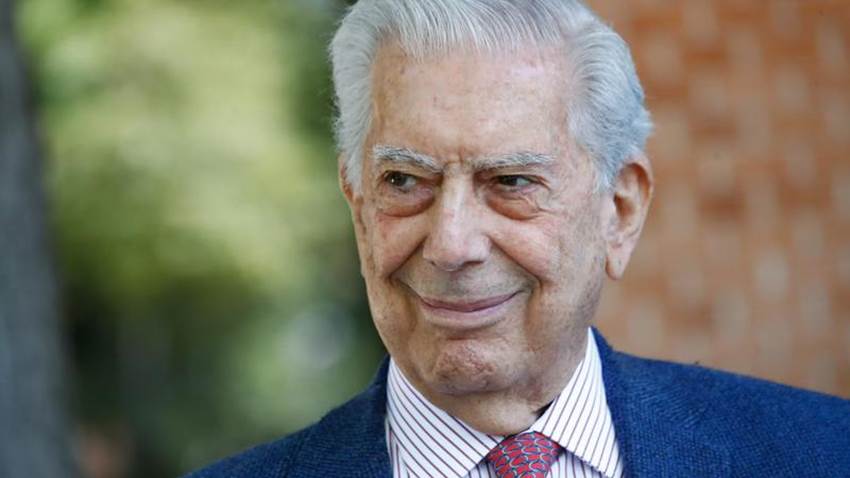 Mario Vargas Llosa está hospitalizado tras dar positivo a COVID-19