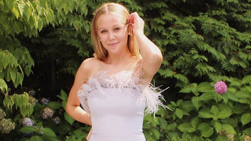 Actriz de ‘Anne with an E’ es diagnosticada con cáncer de mama a sus 19 años