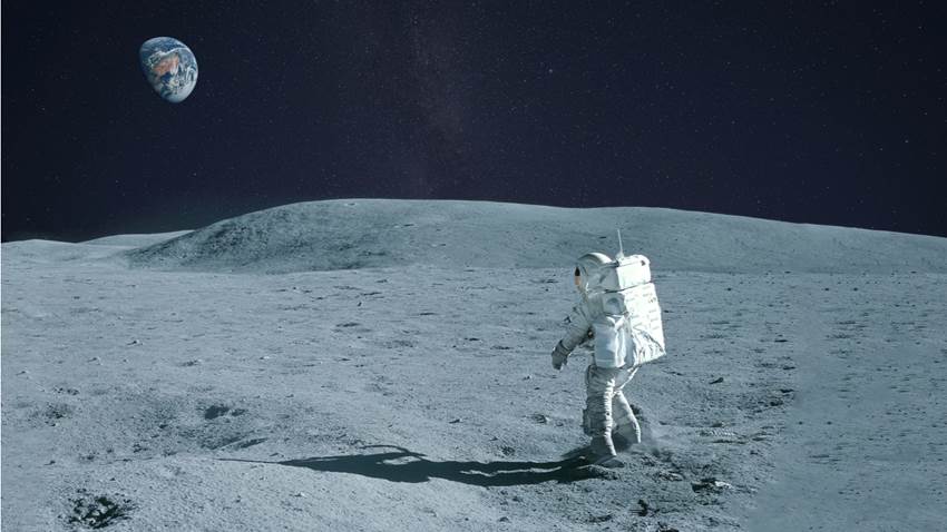 Podrías beber una botella de agua de la Luna, te explicamos el descubrimiento de la NASA