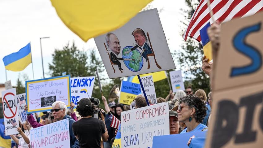 Protestas, esperanza, escepticismo (y una gigantesca bandera de Ucrania) aguardan en Anchorage a Putin y Trump