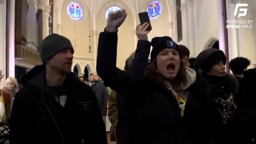 Manifestantes irrumpen en una iglesia de Minnesota para denunciar a un dirigente del ICE que se desempeña como pastor